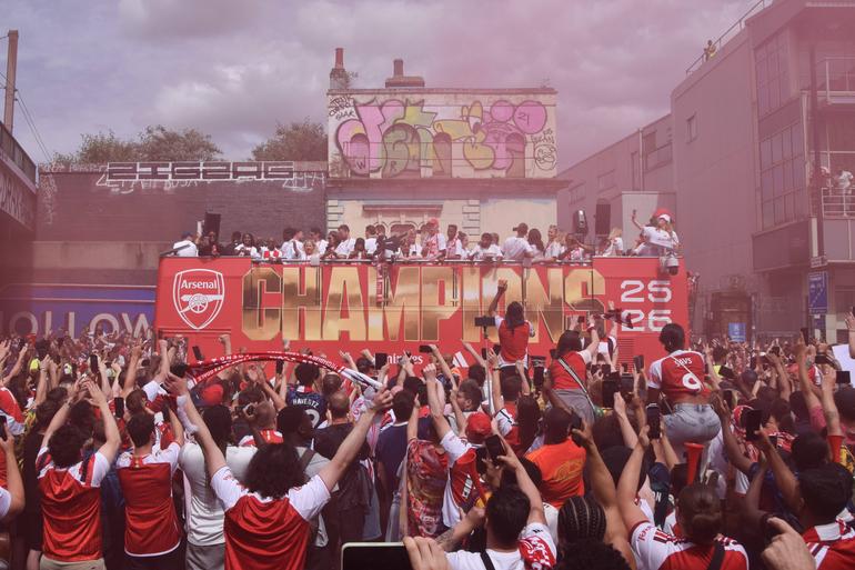 Inglaterra - Arsenal foi campeão, Coventry, Ipswich e Hull City subiram à Premier League, e West Ham, Burnley e Wolverhampton foram despromovidos