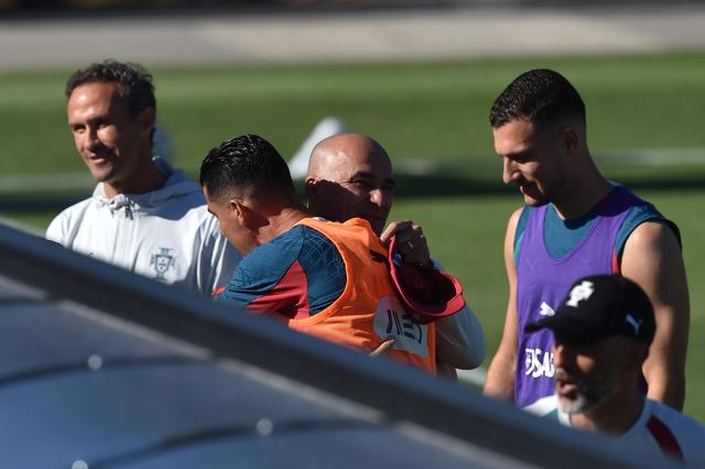 Abraço entre Cristiano Ronaldo e Roberto Martínez - Foto: Miguel Nunes