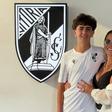Dinis Pereira com a mãe, Kátia Aveiro, e já com a camisola do Vitória vestida - Foto: D. R.