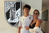Dinis Pereira com a mãe, Kátia Aveiro, e já com a camisola do Vitória vestida - Foto: D. R.