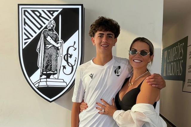 Dinis Pereira com a mãe, Kátia Aveiro, e já com a camisola do Vitória vestida - Foto: D. R.