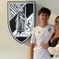 Dinis Pereira com a mãe, Kátia Aveiro, e já com a camisola do Vitória vestida - Foto: D. R.