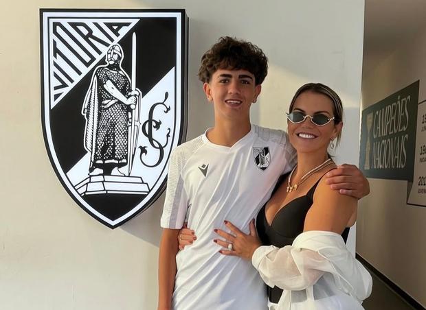 Dinis Pereira com a mãe, Kátia Aveiro, e já com a camisola do Vitória vestida - Foto: D. R.