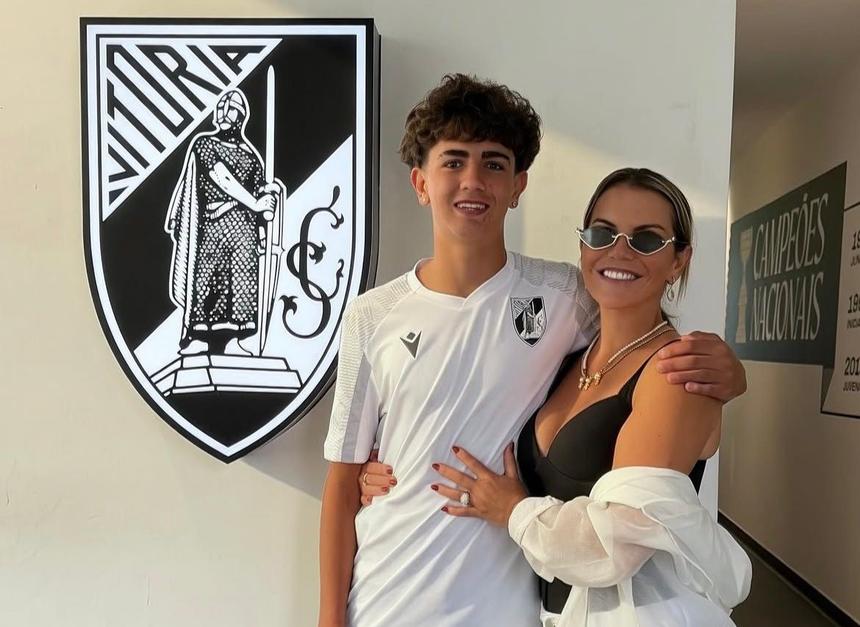 Dinis Pereira com a mãe, Kátia Aveiro, e já com a camisola do Vitória vestida - Foto: D. R.