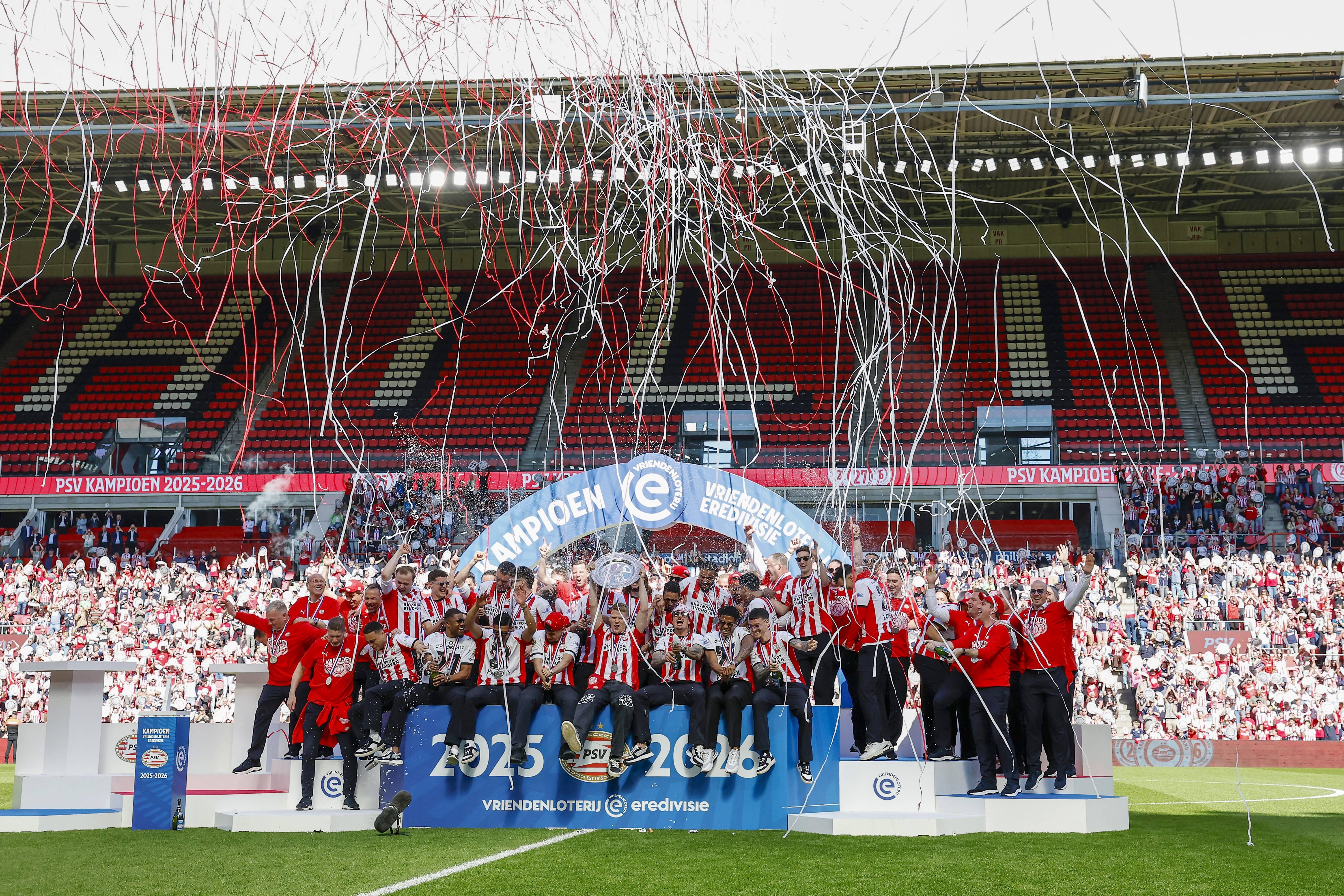 Países Baixos - PSV foi campeão, Den Haag, Cambuur e Willem II subiram à Eredivisie, e NAC Breda, Heracles Almelo e Volendam caíram para o segundo escalão