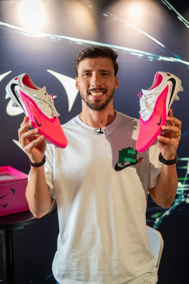 Rúben Dias já tem as novas chuteiras para o Mundial