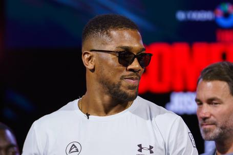 Anthony Joshua na conferência de imprensa para o combate com Kristian Prenga