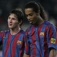 Lionel Messi e Ronaldinho quando jogavam no Barcelona      Fotografia Imago