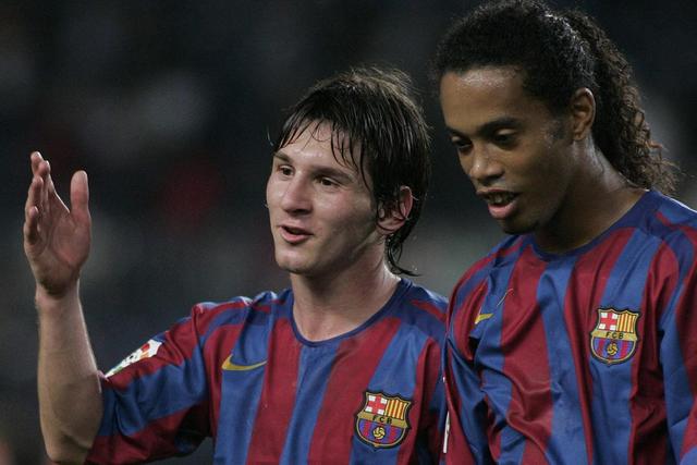 Lionel Messi e Ronaldinho quando jogavam no Barcelona      Fotografia Imago