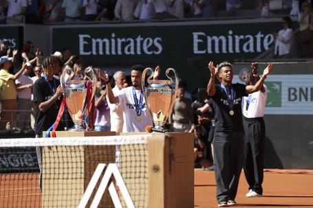 Festa do PSG continua em Roland Garros com volta olímpica dos campeões europeus
