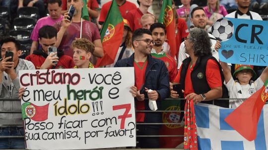 FOTOGALERIA: Ronaldo com apoio especial, máscaras e pedidos de camisolas nas bancadas