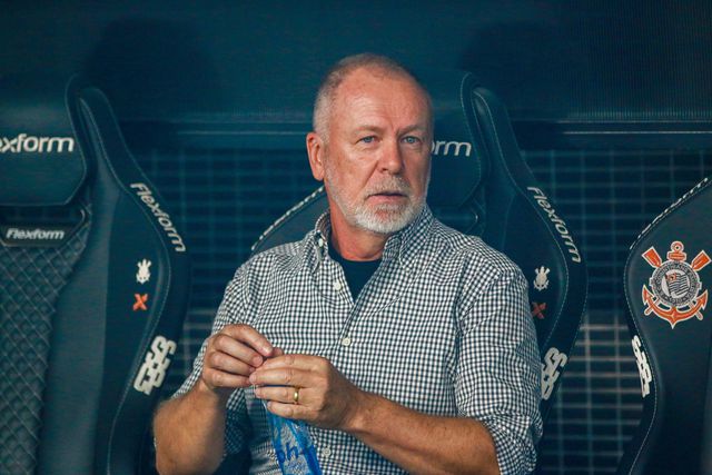 Mano Menezes no banco durante um jogo