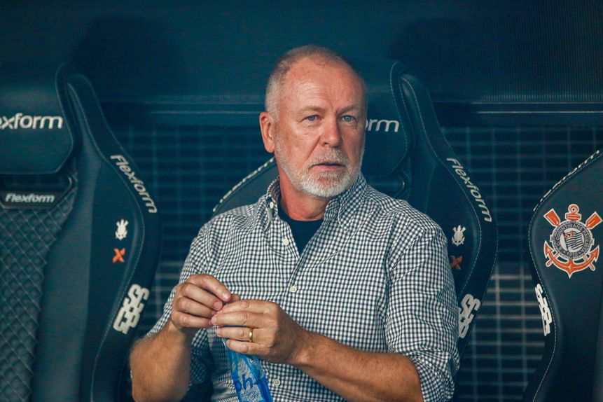 Mano Menezes no banco durante um jogo