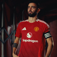 Fotos e vídeo: Bruno Fernandes na revelação da nova camisola do Man. United