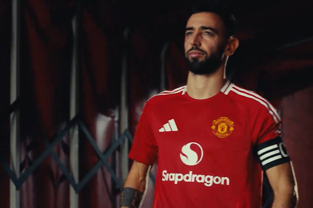 Fotos e vídeo: Bruno Fernandes na revelação da nova camisola do Man. United