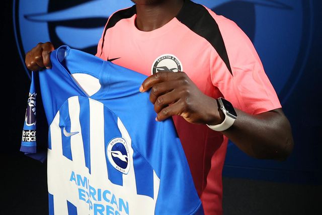 Oficial: Yankuba Minteh reforça Brighton