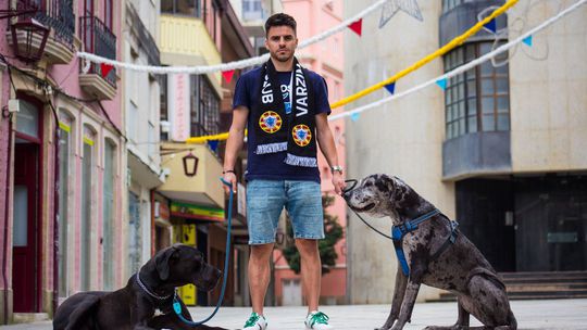Varzim anuncia Rúben Oliveira como reforço...com a ajuda de dois cães