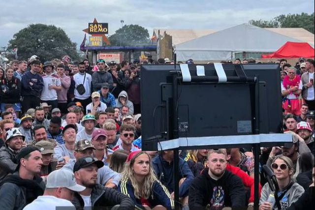 Cantor dos One Direction arranjou uma tv para ver o Euro em pleno Glastonbury