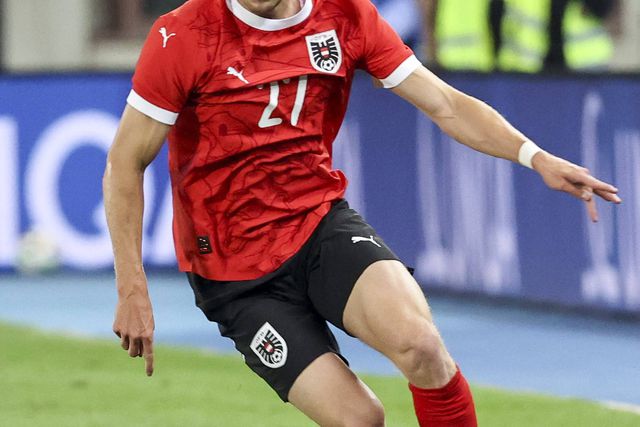 Jogava nos regionais e trabalhava numa loja, quando os jogos eram fora...tinha de pedir folga