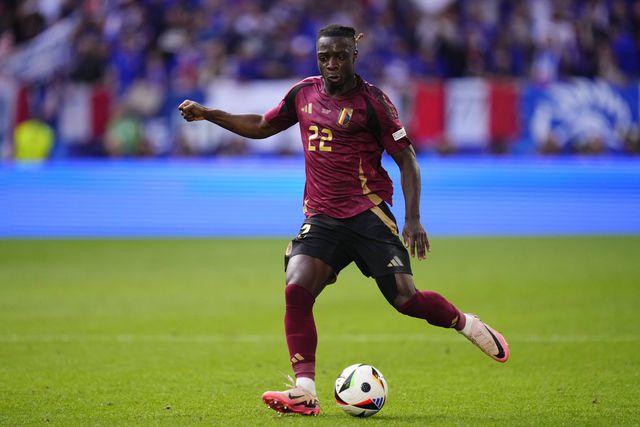 Doku lamenta «sorte» da França