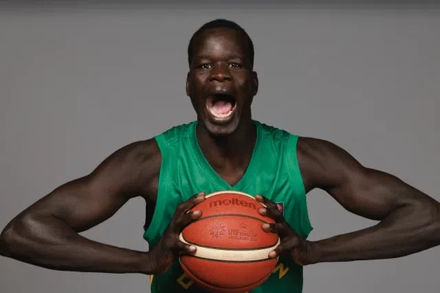 Incrível: camaronês afunda no próprio cesto e inicia reviravolta do adversário