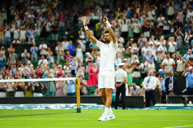 Novak Djokovic festeja passagem à segunda ronda