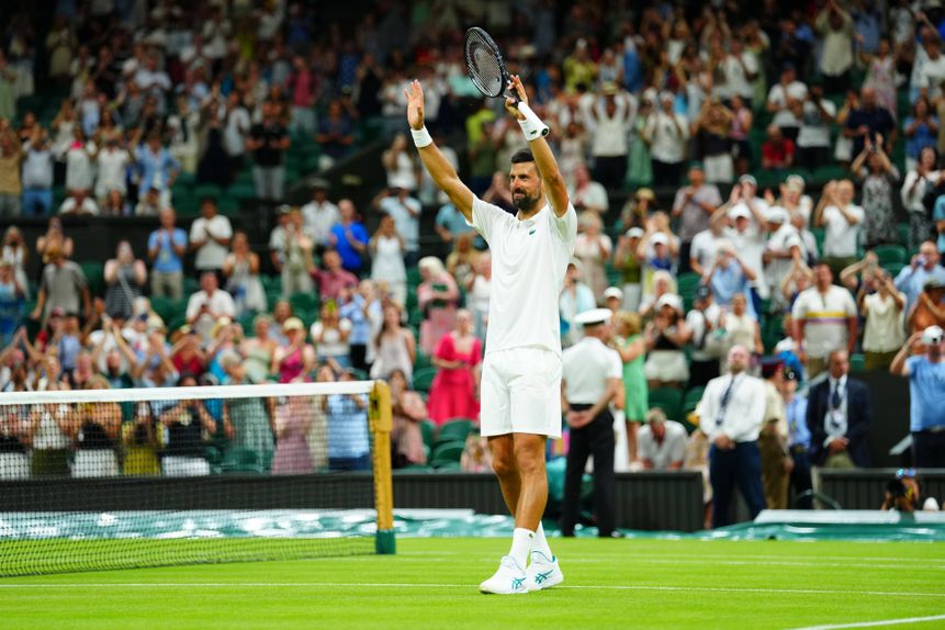 Novak Djokovic festeja passagem à segunda ronda