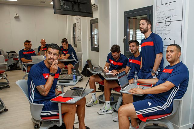 Ricardo Costa e João Pereira tiram nível IV do curso de treinador em Espanha. Foto RFEF