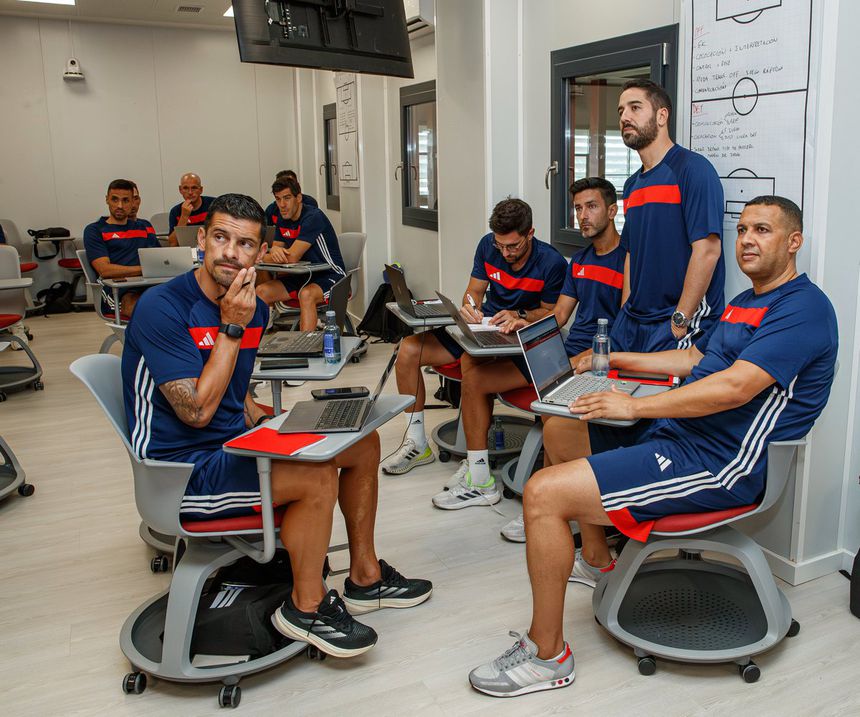 Ricardo Costa e João Pereira tiram nível IV do curso de treinador em Espanha. Foto RFEF