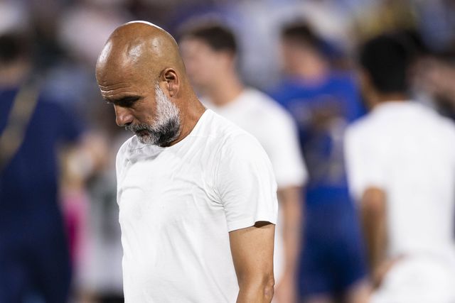 Pep Guardiola desapontado com a eliminação nos oitavos de final do Mundial de Clubes