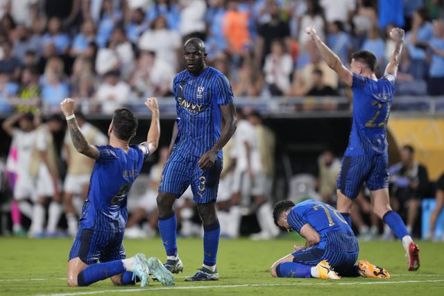 Jogadores do Al Hilal a festejarem o apuramento para os 'quartos' da competição