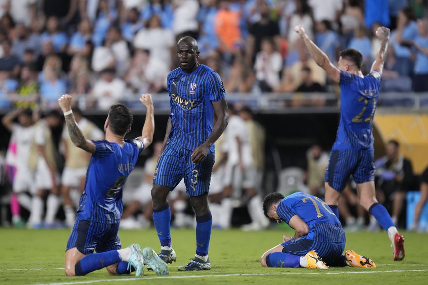 Jogadores do Al Hilal a festejarem o apuramento para os 'quartos' da competição