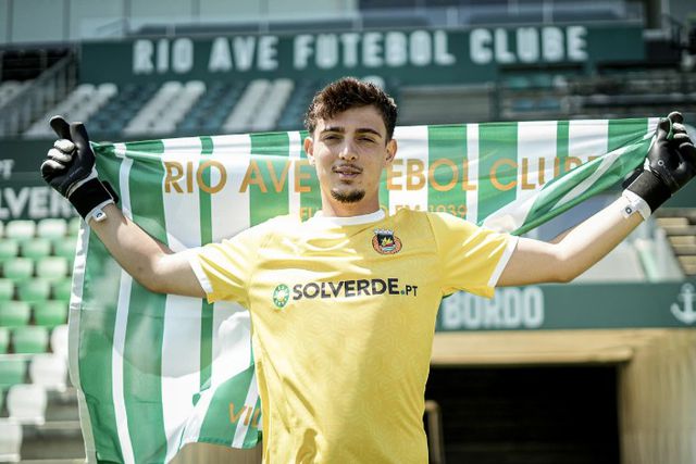 O guarda-redes albanês Antzelo Sina renovou até 2027 (Foto: Rio Ave FC)