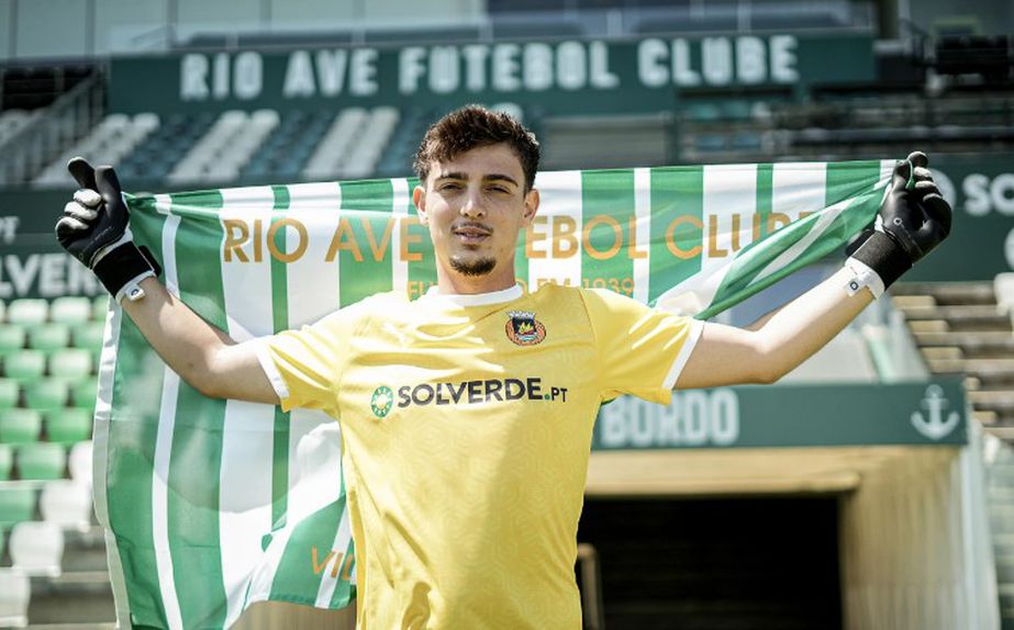 O guarda-redes albanês Antzelo Sina renovou até 2027 (Foto: Rio Ave FC)