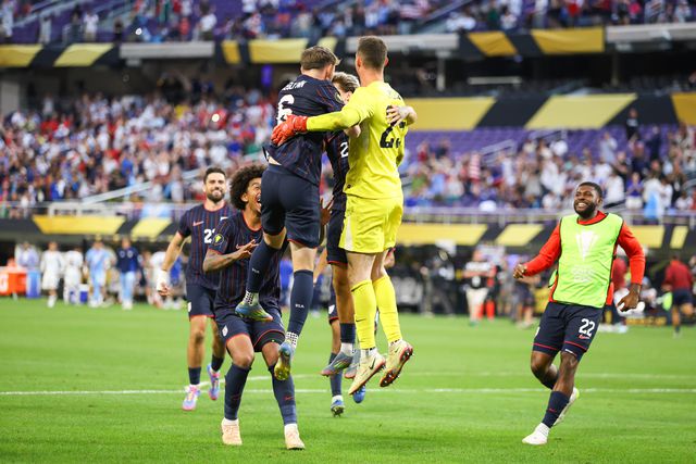 Matt Freese muito felicitado, após ter sido o herói dos EUA no jogo dos quartos de final da Gold Cup com a Costa Rica