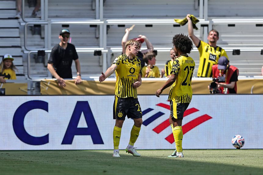 Jogadores do Dortmund a celebrar um golo no Mundial de Clubes