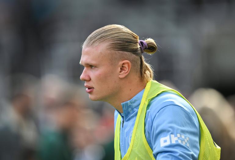 Erling Haaland combina as fitas de cabelo com o equipamento - foto Imago