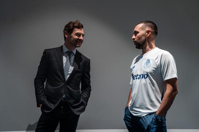 André Villas-Boas e Francesco Farioli dirigiram-se ao plantel no dia um da pré-época - Foto: FC PORTO