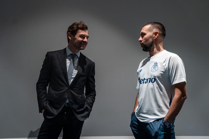 André Villas-Boas e Francesco Farioli dirigiram-se ao plantel no dia um da pré-época - Foto: FC PORTO