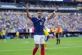 Mbappé bisou frente à Suécia
