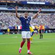 Mbappé bisou frente à Suécia