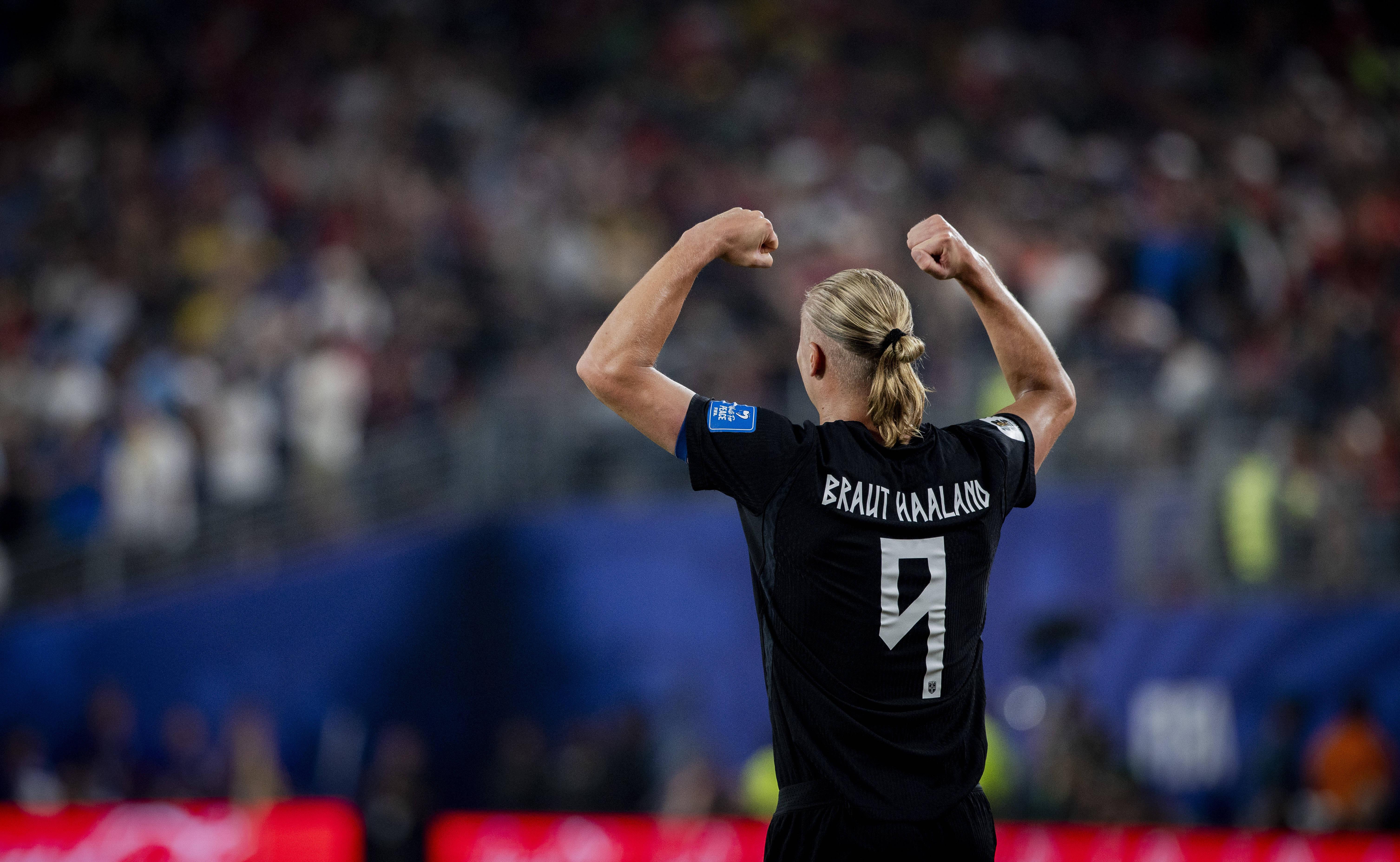 Erling Haaland combina as fitas de cabelo com o equipamento - foto Imago