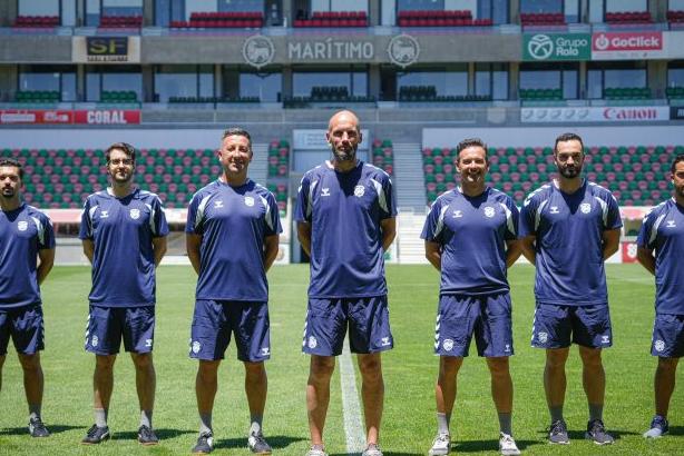 A equipa técnica do Marítimo, liderada por Mitchell Van der Gagg. - Foto: Marítimo