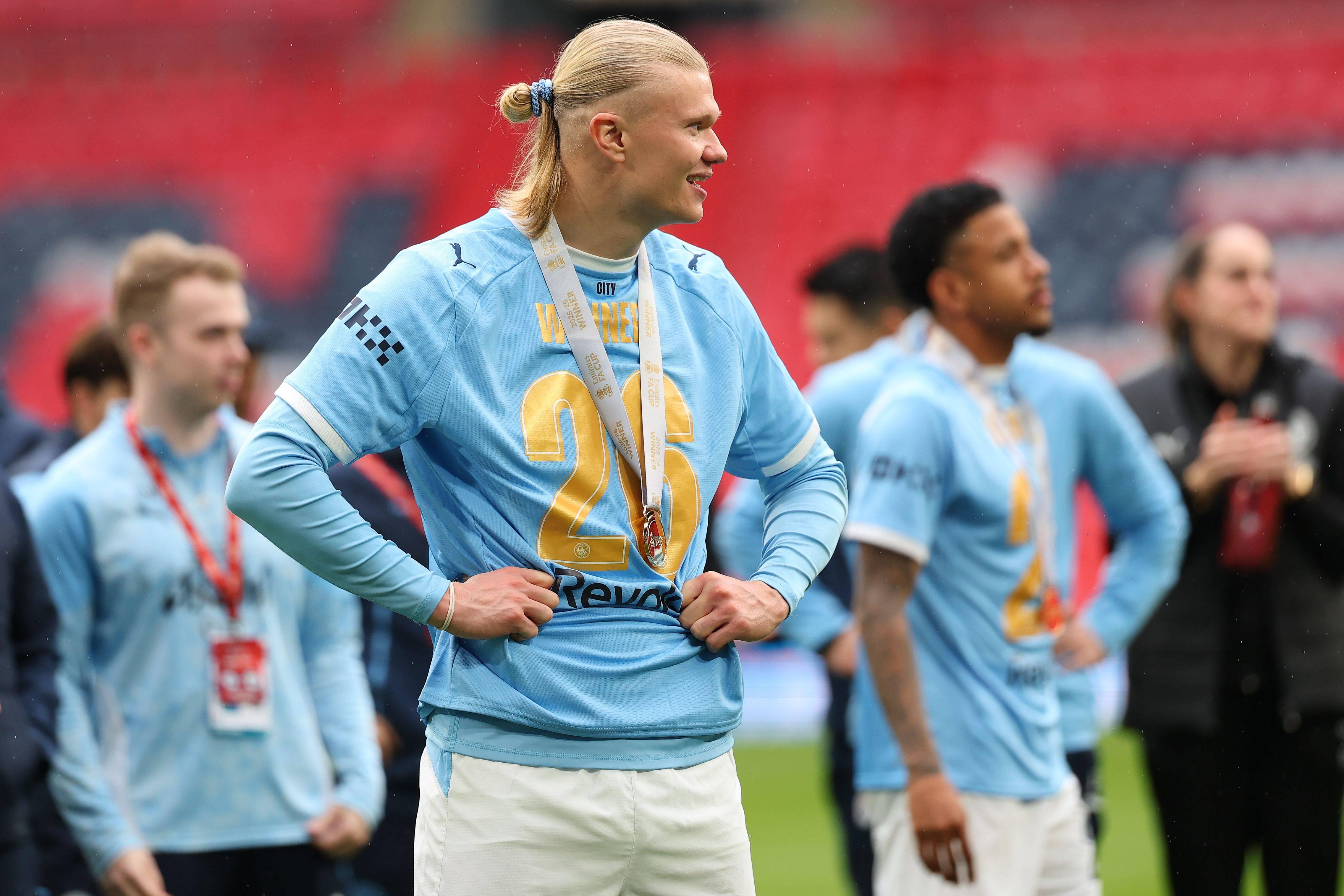 Erling Haaland combina as fitas de cabelo com o equipamento - foto Imago