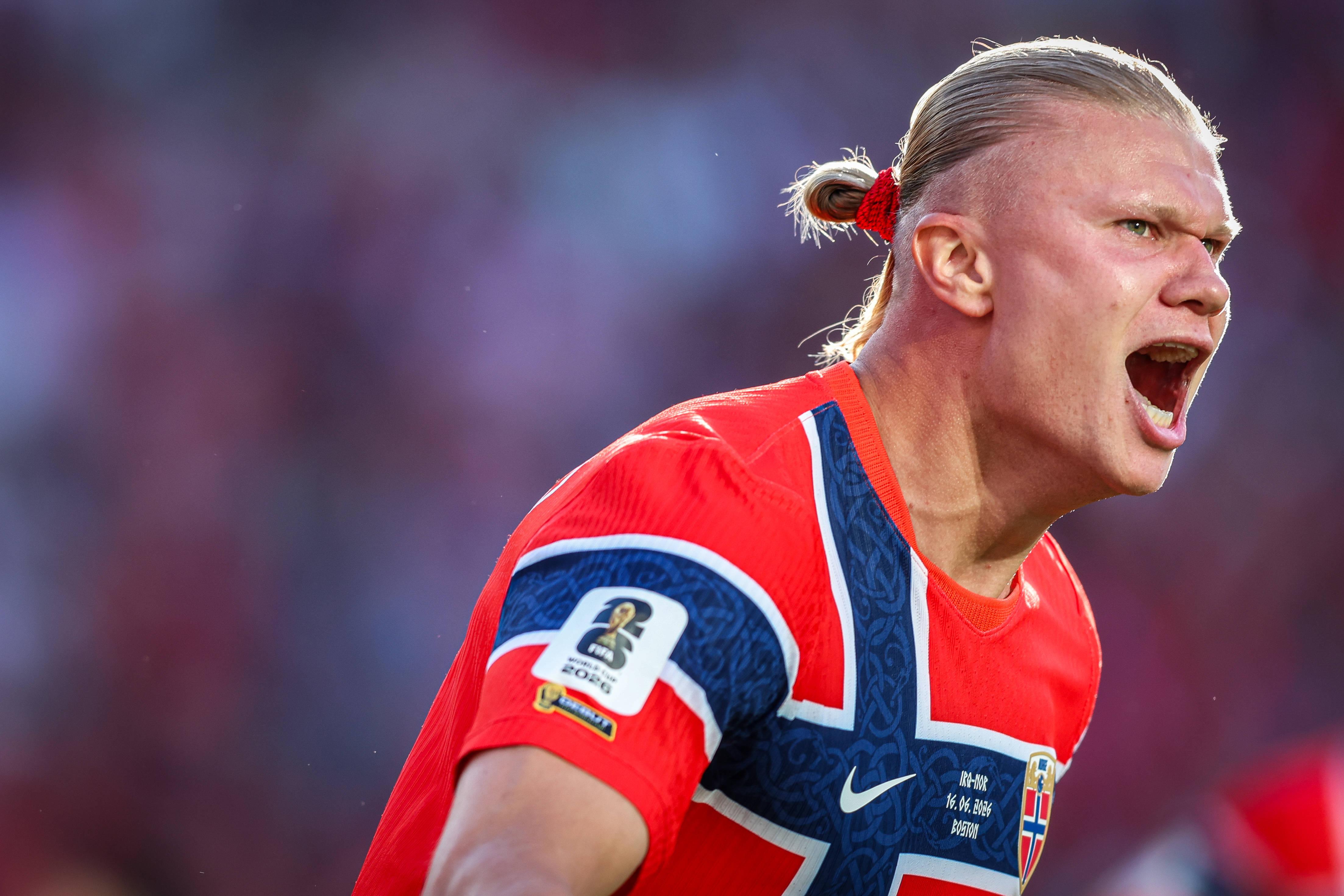 Erling Haaland combina as fitas de cabelo com o equipamento - foto Imago