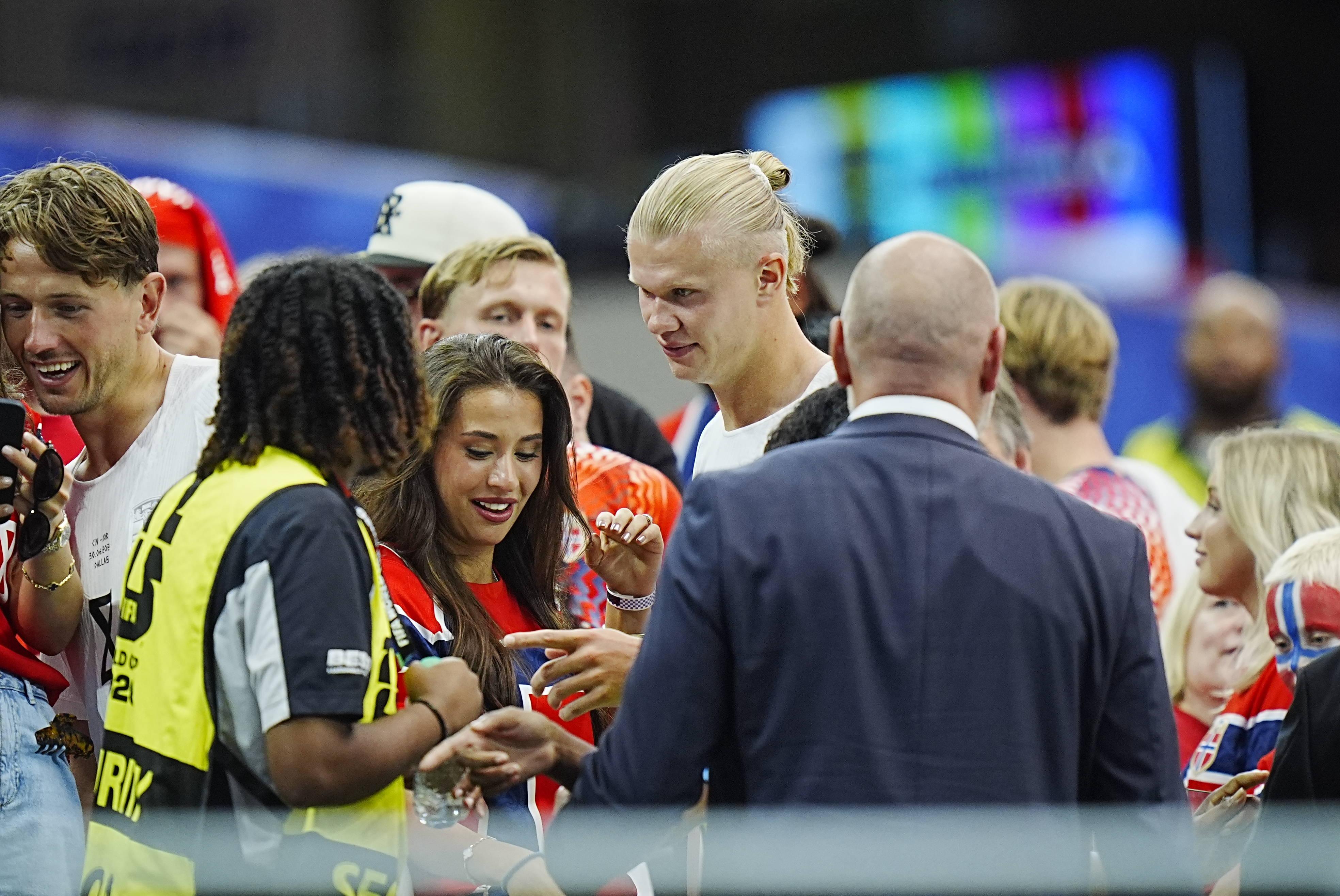Jogadores da Noruega com as famílias depois do Costa do Marfim-Noruega - Imago
