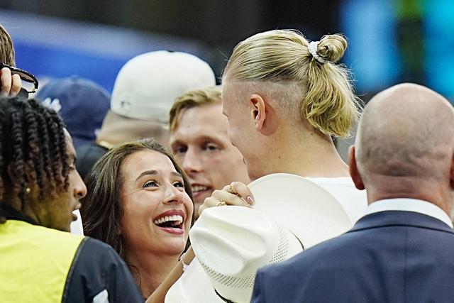 Erling Haaland combina as fitas de cabelo com o equipamento - foto Imago