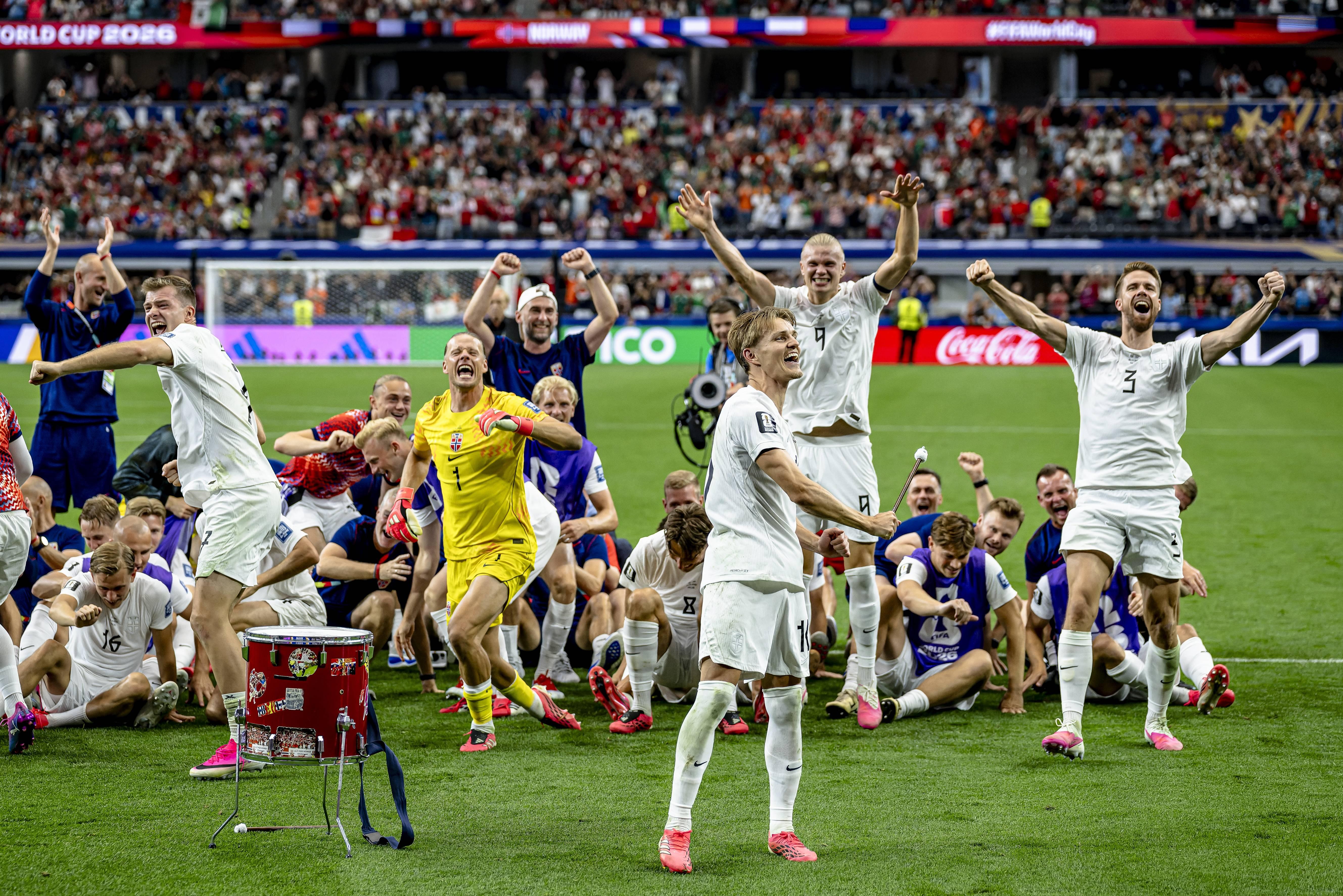 Jogadores fazem remada viking depois do Costa do Marfim-Noruega - Imago