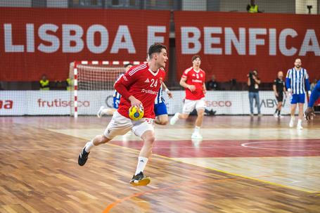 Izquierdo renova com o Benfica e sonha com título que foge da Luz há 18 anos