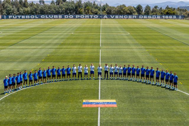 Plantel reunido para a homenagem às vítimas do sismo na Venezuela - Foto: FC Porto